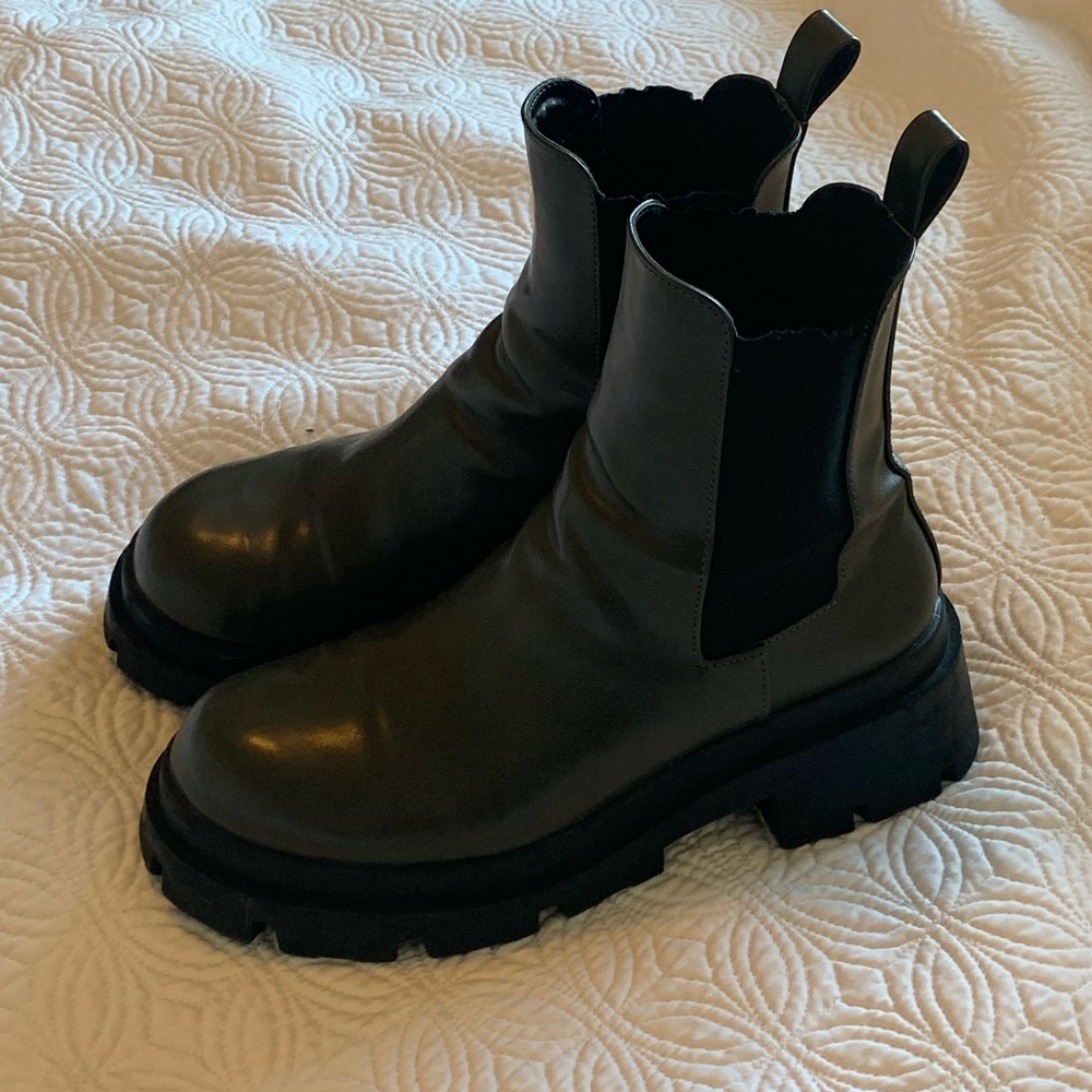 Boots perfect condition with platform in a super dark khaki green